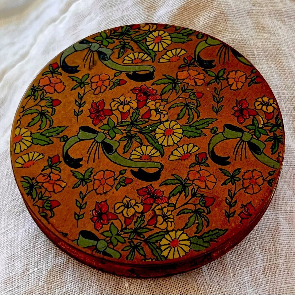 Vintage Hollywood style metal loose powder compact with mirror and floral design